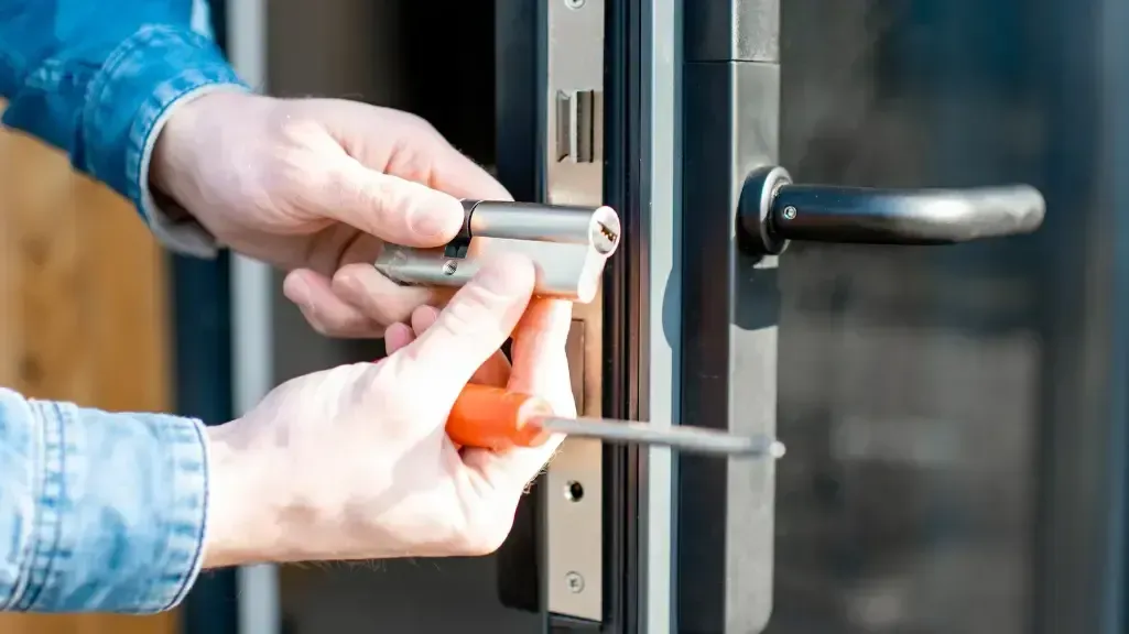 Replacement of the door lock