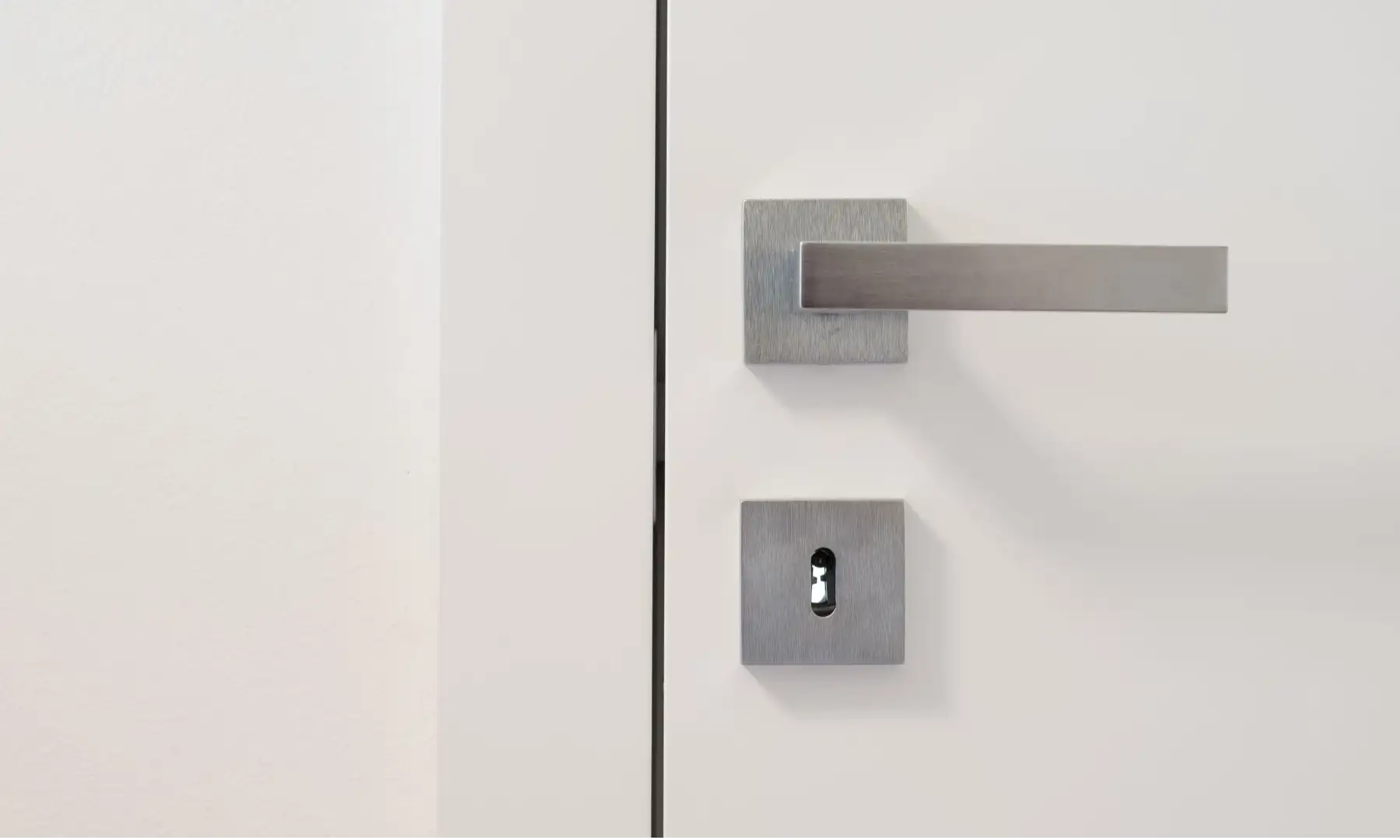 What to Know Before Removing a Door Handle with a Lock