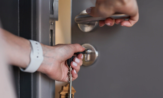 Basic Methods to Unlock a Door from Outside Without a Key