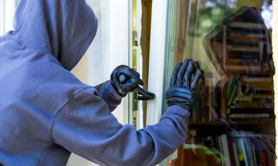 burglar tries to break in