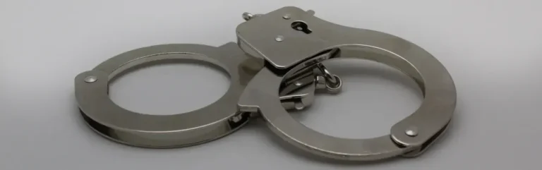 Can you get out of handcuffs with a bobby pin