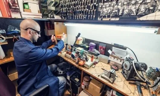 locksmith makes a key cut