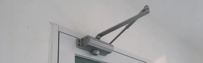 How does a hydraulic door closer work