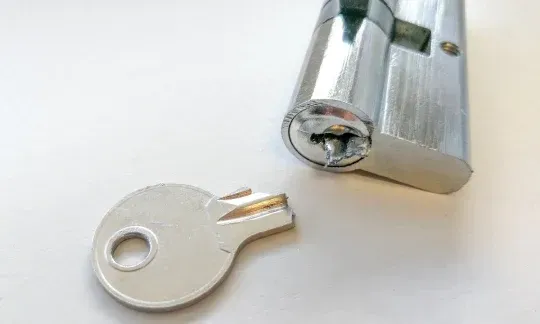broken key stucked in lock