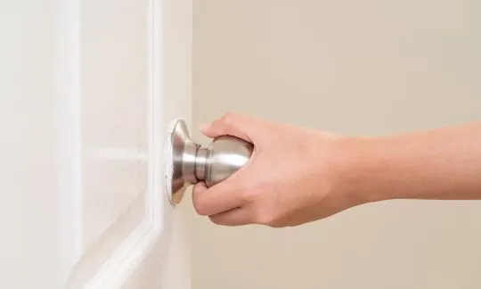woman use knob lock