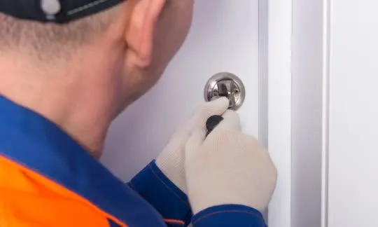 technik repairs locksmith